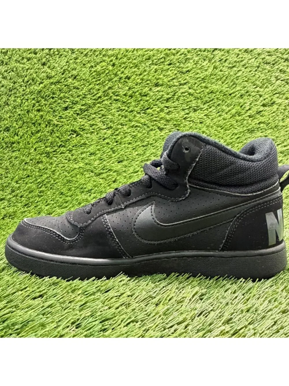 Nike Court Borough Mid GS Boys Size 5.5Y Black Athletic Lifestyle Shoes Sneakers